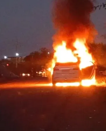 Maringá 98 FM — O carro do ex-vereador de Itaporanga e oficial aposentado do Corpo de Bombeiros Neném de Adailton pegou fogo na tarde deste domingo (26) na rodovia PB-382, entre os municípios de Itaporanga e São José de Caiana. De acordo com informações apuradas, ele e a esposa seguiam viagem no veículo, quando perceberam um princípio de incêndio. Imediatamente, o casal saiu do automóvel e não sofreu ferimentos. Poucos minutos depois, as chamas se espalharam rapidamente e consumiram completamente o automóvel. O fogo foi controlado com ajuda do Corpo de Bombeiros. As causas do incêndio ainda são desconhecidas. &nbsp; &nbsp; Fonte: Diamante Online