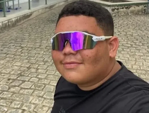 Maringá 98 FM — Um adolescente de 17 anos, identificado como Rômulo, conhecido popularmente como Gordinho, morreu na manhã desta terça-feira (7), na cidade de Diamante (PB). De acordo com as informações preliminares, ele tinha problemas relacionados ao sobrepeso e teria passado mal durante a madrugada e sofrido um infarto fulminante enquanto dormia em sua residência. A morte precoce causou grande comoção entre familiares, amigos e moradores de Diamante. Diamante Online