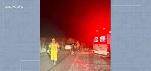 Maringá 98 FM — Duas pessoas morreram após uma batida entre uma carreta e um carro de passeio na BR-230, em Pombal, no Sertão da Paraíba, na noite de quinta-feira (30). As vítimas não tiveram as identidades divulgadas. Segundo o Corpo de Bombeiros, a carreta trafegava pela rodovia no sentido de Catolé do Rocha e, durante uma conversão, acabou tombando sobre a pista. O carro de passeio que seguia pelo local não teria conseguido visualizar a carreta tombada a tempo e bateu contra o veículo. Duas pessoas estavam no carro de passeio. Uma delas foi arremessada para fora do veículo com o impacto da colisão. [&hellip;]