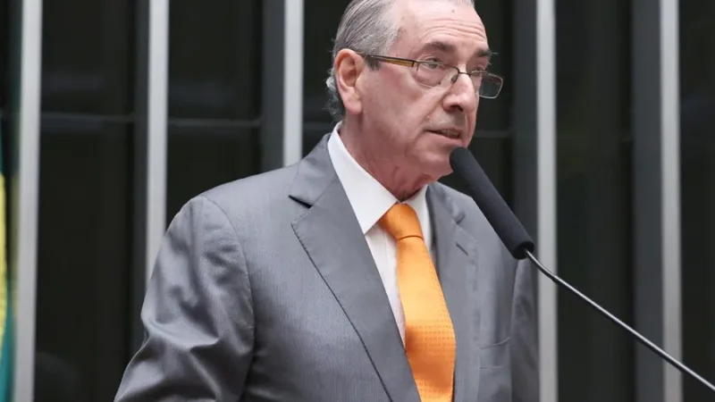 Maringá 98 FM — &nbsp; O ministro Flávio Dino, do Supremo Tribunal Federal (STF), determinou o bloqueio de R$ 6.150.378 das contas do ex-presidente da Câmara dos Deputados, Eduardo Cunha (Republicanos-MG). A decisão ocorre após a Polícia Federal apontar a existência de um esquema de “peculato-desvio” envolvendo emendas da Comissão de Saúde da Câmara. A investigação é um desdobramento da Operação Transparência, deflagrada em dezembro do ano passado, e, segundo a decisão de Dino, revela que Cunha, apesar de estar sem mandato desde sua cassação em 2016, mantinha influência direta sobre a destinação de recursos públicos. Essas ações teriam ocorrido “até muito recentemente”. Segundo os autos, o ex-parlamentar operava por [&hellip;]