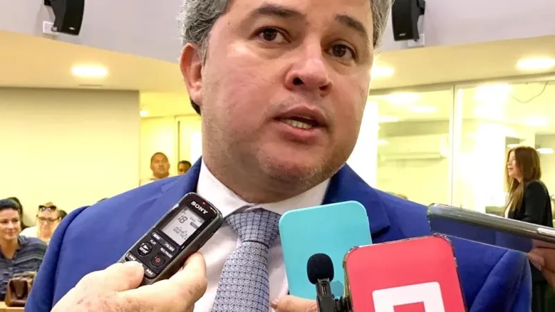 Maringá 98 FM — O senador e pré-candidato ao Governo da Paraíba, Efraim Filho (PL), afirmou que pretende defender políticas públicas voltadas ao fortalecimento do artesanato paraibano, com foco na ampliação do acesso ao crédito e na redução da burocracia e da carga tributária para os profissionais do setor. As declarações foram feitas nesta segunda-feira (06/07), durante entrevista ao podcast NinjaCast, ao responder a um questionamento sobre quais medidas pretende adotar para fortalecer os artesãos, ampliar mercados e incentivar a comercialização dos produtos durante todo o ano, e não apenas durante grandes eventos, como o Salão do Artesanato da Paraíba. Segundo Efraim, a principal necessidade [&hellip;]