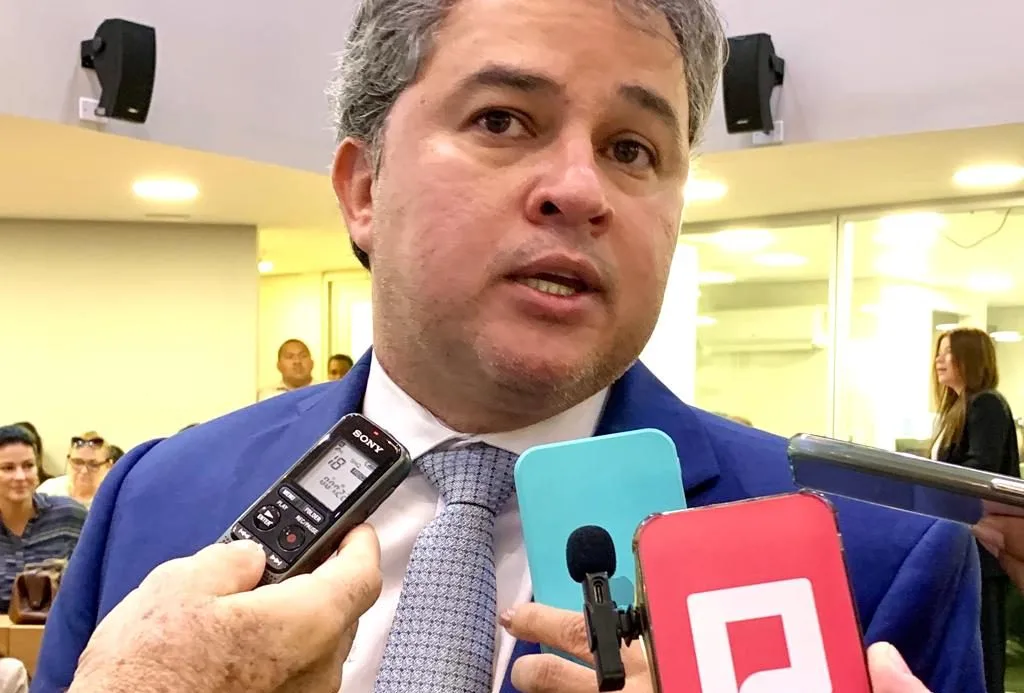 Maringá 98 FM — O senador e pré-candidato ao Governo da Paraíba, Efraim Filho (PL), afirmou que pretende defender políticas públicas voltadas ao fortalecimento do artesanato paraibano, com foco na ampliação do acesso ao crédito e na redução da burocracia e da carga tributária para os profissionais do setor. As declarações foram feitas nesta segunda-feira (06/07), durante entrevista ao podcast NinjaCast, ao responder a um questionamento sobre quais medidas pretende adotar para fortalecer os artesãos, ampliar mercados e incentivar a comercialização dos produtos durante todo o ano, e não apenas durante grandes eventos, como o Salão do Artesanato da Paraíba. Segundo Efraim, a principal necessidade […]