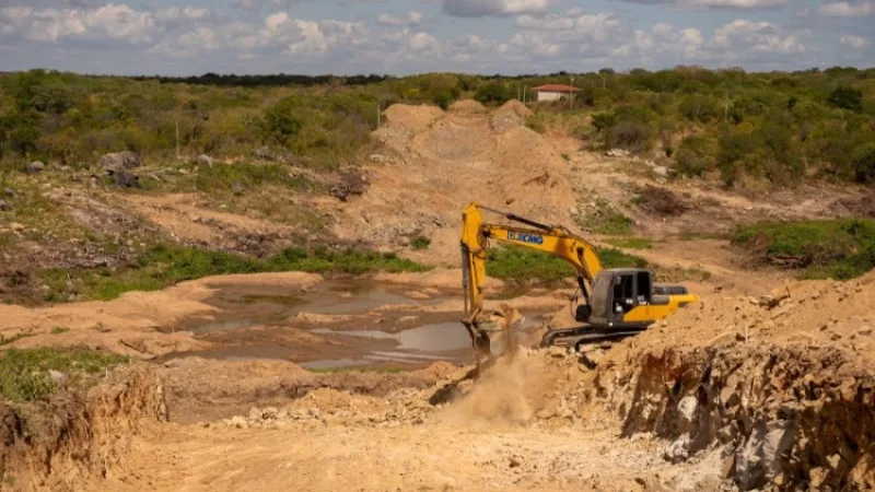 Maringá 98 FM — O Governo da Paraíba, por meio da Secretaria de Estado da Infraestrutura e dos Recursos Hídricos (Seirh), realiza obras de construção de mais quatro barragens, visando aumentar a oferta de água no Sertão e no Cariri do Estado. Trata-se das barragens Olho D’água Seco, em Uiraúna; Estrelo, em Pombal; Catingueira, no município de Catingueira; e Formigueiro, em Sumé. As obras tiveram início entre os meses de abril e maio deste ano, com investimentos de R$ 177 milhões, recursos oriundos do Tesouro Estadual, e vão atender aproximadamente 70 mil pessoas. A barragem Olho D’água Seco, no município de Uiraúna, Alto Sertão paraibano, [&hellip;]