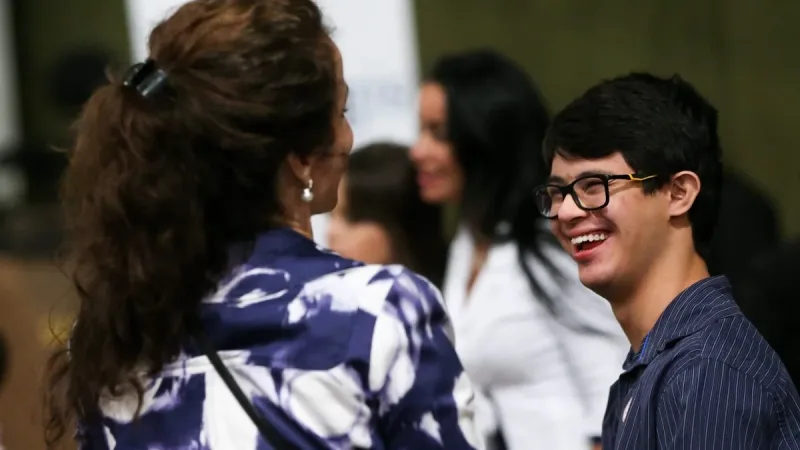 Maringá 98 FM — Estudantes paraibanos com Síndrome de Down vão ser beneficiados com vagas reservadas para estágio em órgãos públicos da Paraíba. O benefício está garantido por uma nova lei, promulgada pelo presidente da Assembleia Legislativa da Paraíba (ALPB), Adriano Galdino (Republicanos), e publicada no Diário Oficial do Estado (DOE) nesta quinta-feira (23). Conforme o texto, as vagas vão ser reservadas nos órgãos e entidades da administração pública direta e indireta do estado. “Fica assegurada a reserva mínima de 3% (três por cento) das vagas de estágio disponibilizadas por cada órgão e entidade pública mencionada no artigo anterior para estudantes com Trissomia do cromossomo 21. A [&hellip;]