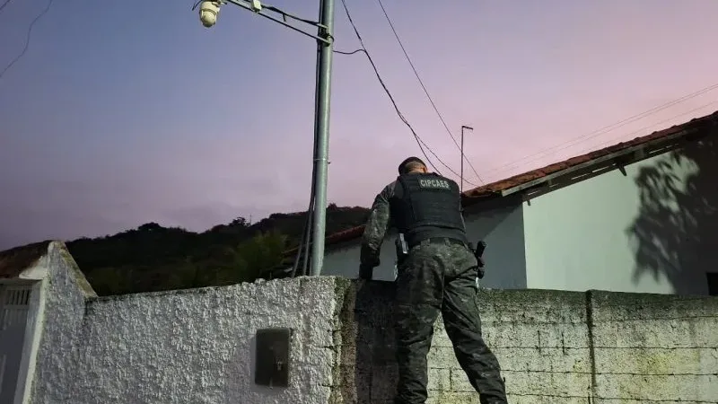 Maringá 98 FM — Uma operação da Força Integrada de Combate ao Crime Organizado na Paraíba (FICCO/PB), deflagrada na manhã desta quarta-feira (8), desarticulou uma organização criminosa investigada por tráfico de drogas e lavagem de capitais. A ação, batizada de Operação Consigliere, prendeu 17 pessoas e cumpriu 46 mandados de busca e apreensão na Paraíba, em Mato Grosso do Sul e em São Paulo. As ordens judiciais foram cumpridas em João Pessoa, Campina Grande, Conde e Lagoa Seca, na Paraíba, além de Ponta Porã (MS), São Paulo (SP), São Caetano do Sul (SP) e Igaratá (SP), expedidos pelo Poder Judiciário da Paraíba. De acordo com a [&hellip;]