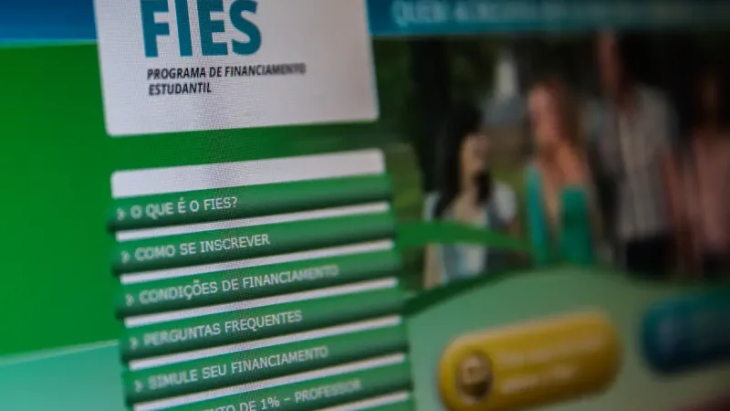 Maringá 98 FM — Encerram nesta sexta-feira (17) as inscrições para o Fundo de Financiamento Estudantil do segundo semestre de 2026. Os estudantes em participar do processo seletivo devem acessar o Portal Único de Acesso ao Ensino Superior. O Fies financia a graduação de estudantes matriculados em cursos presenciais não gratuitos em faculdades privadas avaliadas positivamente no Sistema Nacional de Avaliação da Educação Superior (Sinaes) do Ministério da Educação. O programa beneficia prioritariamente estudantes que não tenham concluído o ensino superior e que não tenham sido beneficiados pelo financiamento estudantil. Vagas Ao todo, o MEC oferece mais de 112 mil vagas para o Fies em 2026, [&hellip;]
