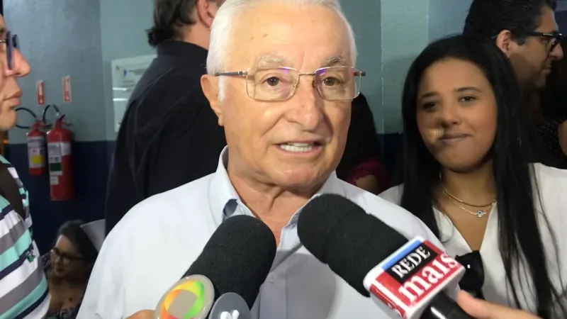 Maringá 98 FM — O ex-deputado federal, Frei Anastácio (PT), publicou uma nota em suas redes sociais nesta terça-feira (28) anunciando que não disputará as eleições de 2026 por problemas de saúde. Segundo a postagem, algumas semanas após deixar a Secretaria de Estado da Agricultura Familiar e do Desenvolvimento do Semiárido, para concorrer a uma vaga na Câmara dos Deputados, o ex-deputado federal sofreu uma queda durante uma viagem, da qual resultaram sequelas que afetaram sua memória e sua condição física. A nota ainda informa que Frei Anastácio encontra-se em processo de recuperação, o que impossibilita sua participação no pleito deste ano. Neste momento, sua [&hellip;]
