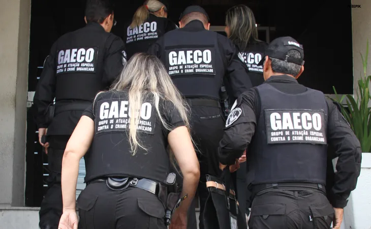 Maringá 98 FM — Organizações criminosas responsáveis pela exploração clandestina de apostas de bets na Paraíba foram alvo de uma operação integrada nesta quarta-feira (8). Por determinação judicial, foram deferidas medidas cautelares patrimoniais destinadas ao bloqueio e à indisponibilidade de ativos financeiros, inclusive criptoativos, além de restrições sobre bens móveis, na ordem de R$ 101 milhões. A ação foi deflagrada pelo Grupo de Atuação Especial Contra o Crime Organizado do Ministério Público da Paraíba (Gaeco/MPPB), Delegacia de Repressão ao Crime Organizado da Polícia Civil do Estado (Draco/PCPB), Secretaria de Prêmios e Apostas do Ministério da Fazenda (SPA/MF) e a Loteria do Estado da Paraíba (Lotep). [&hellip;]