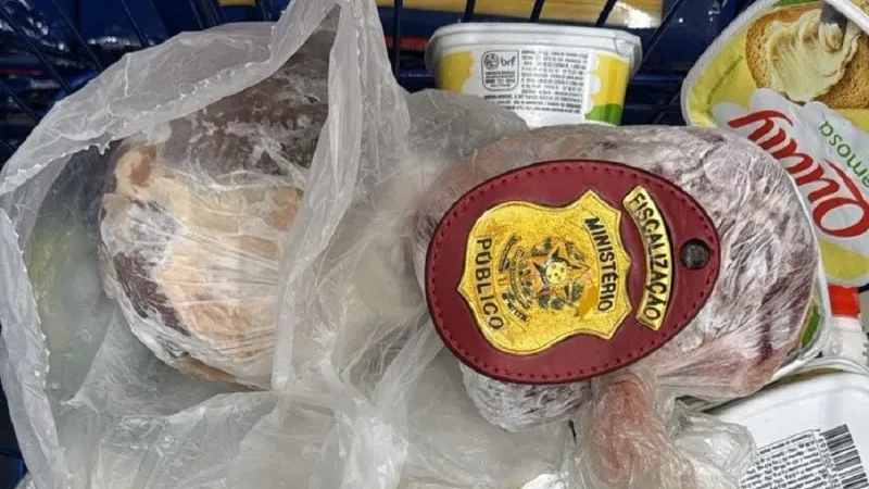 Maringá 98 FM — Cinco supermercados em Sousa, no Sertão paraibano, foram autuados por irregularidades durante uma fiscalização do Ministério Público da Paraíba (MPPB), nessa terça-feira (7). Entre as irregularidades encontradas, a comercialização de produtos impróprios para o consumo, incluindo carnes bovinas com prazo de validade vencido, produtos deteriorados, produtos refrigerados armazenados em temperatura inadequada, mercadorias sem rastreabilidade e produtos sem identificação de origem, fabricação ou validade. Também foram constatadas falhas nas condições de organização e higiene de estoques e câmaras frias, irregularidades na precificação de produtos, ausência de informações obrigatórias ao consumidor, ausência do Certificado de Aprovação do Corpo de Bombeiros Militar, além de [&hellip;]