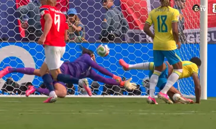 Maringá 98 FM — A Noruega venceu o Brasil pelo placar de 2 x 1 e está fora a Copa do Mundo 2026. A seleção brasileira caiu nas oitavas de final e volta para casa mais cedo. Os gols da Noruega foram marcados por Haaland em um período de 10 minutos do segundo tempo. O Brasil diminuiu com gol de pênalti marcado por Neymar. O Brasil desperdiçou muitas oportunidades, principalmente, no primeiro tempo, quando Bruno Guimarães perdeu pênalti sofrido pelo paraibano Matheus Cunha. No segundo tempo, Ancelotti colocou Endrick no lugar de Matheus Cunha. Minutos depois, Vini Jr. colocou o garoto na cara do gol. [&hellip;]