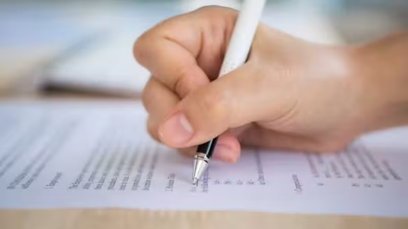 Maringá 98 FM — As inscrições para o processo seletivo do Instituto Brasileiro de Geografia e Estatística (IBGE), que oferece 190 vagas temporárias na Paraíba, terminam nesta quinta-feira (9). O prazo, que inicialmente se encerraria em 1º de julho, foi prorrogado pelo órgão. A seleção é destinada ao 12º Censo Agropecuário, Florestal e Aquícola e oferece vagas temporárias de nível médio em 28 municípios paraibanos. Os salários variam de R$ 2.128 a R$ 4.008, a depender do cargo. Os selecionados também terão direito a auxílio-alimentação de R$ 1.192, auxílio-transporte, auxílio pré-escolar, férias e 13º salário proporcionais. A jornada de trabalho é de 40 horas semanais, [&hellip;]