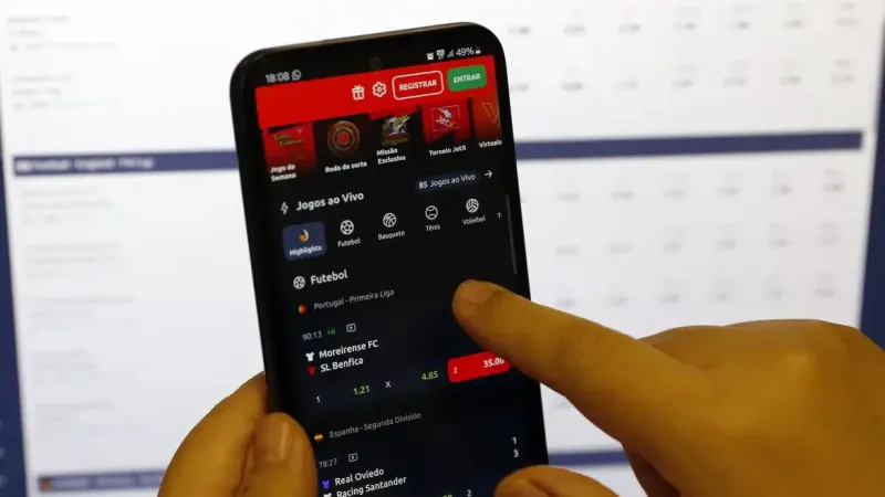 Maringá 98 FM — &nbsp; A Vara da Infância e da Juventude de Campina Grande determinou, nesta terça-feira (14), a suspensão, em todo o território nacional, das plataformas de apostas da empresa Pixbet Soluções Tecnológicas Ltda incluindo Pixbet, Flabet e Bet da Sorte. A medida foi assinada pelo juiz João Lucas e estabelece que as plataformas permaneçam fora do ar até que a empresa comprove a adoção de mecanismos eficazes para impedir o acesso de crianças e adolescentes aos serviços de apostas. A decisão foi tomada no âmbito de uma Ação Civil Pública movida pelo Centro de Defesa dos Direitos Humanos Padre Ezequiel Ramin, pela [&hellip;]