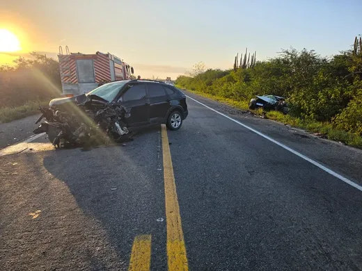 Maringá 98 FM — Um homem morreu e outras duas pessoas ficaram feridas após uma colisão frontal entre dois carros no km 205,7 da BR-230, em Soledade, no Agreste da Paraíba. Segundo a PRF, o condutor de um FIAT/STRADA morreu ainda no local, já o motorista, de 47 anos, do VW/NIVUS sofreu apenas lesões leves e foi socorrido para o Hospital de Trauma de Campina Grande De acordo com a instituição, ele teve o dedo polegar de uma das mãos fraturado e após receber atendimento médico, recebeu alta. Uma passageira que estava no FIAT/STRADA foi socorrida pelo SAMU, com ferimentos graves, também foi socorrida para [&hellip;]