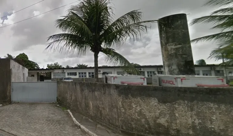 Maringá 98 FM — O Instituto de Medicina Legal da Paraíba (IML) confirmou como hemorragia meníngea, fratura da base do crânio e traumatismo cranioencefálico a causa de morte da criança de três anos após um acidente no bairro do Varadouro, e João Pessoa. O laudo de morte foi divulgado na última segunda-feira (20). De acordo com o IML, a criança chegou a ser arremeçada do veículo. O corpo está em processo de liberação para velório e sepultamento. O acidente aconteceu na tarde de domingo (19), quando uma mulher e dois netos estavam dentro de um carro. A mulher dirigia o carro e perdeu o controle [&hellip;]