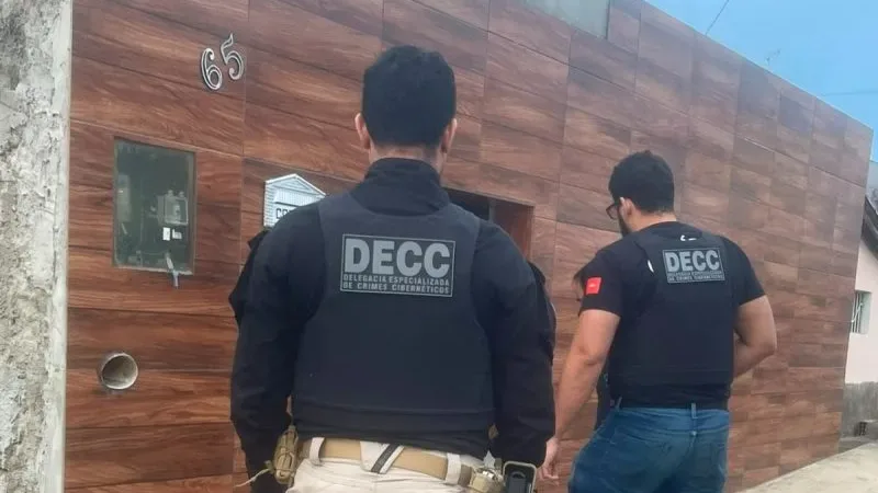 Maringá 98 FM — Um adolescente investigado por administrar grupos em uma rede social em que participantes planejavam massacres em escolas foi alvo de uma operação da Polícia Civil, na manhã desta quarta-feira (1º). A ação aconteceu próximo a Campina Grande.     A operação, realizada pela Delegacia de Crimes Cibernéticos (DECC), apreendeu o jovem e também cumpriu um mandado de busca e apreensão contra ele. De acordo com as investigações, o adolescente é suspeito de administrar grupos no Telegram que incentivavam diversas formas de violências. Segundo a Polícia Civil, nos grupos havia publicações ensinando a fabricar armas artesanais e bombas caseiras, “como também instigando os [&hellip;]