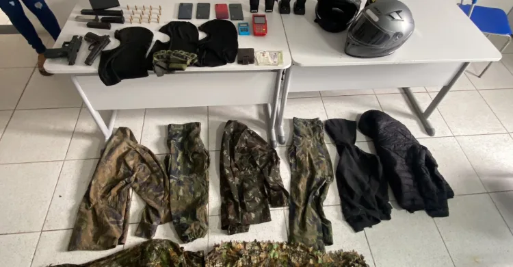 Maringá 98 FM — Quatro homens suspeitos de integrar uma facção criminosa com atuação nos municípios de Aroeiras e Gado Bravo foram presos nessa quinta-feira (23), durante uma operação da Polícia Civil da Paraíba no Sítio Pau Careta, na zona rural do distrito de Galante, em Campina Grande. De acordo com a Polícia Civil, a ação foi realizada por equipes do Grupo Tático Especial (GTE) da 11ª Delegacia Seccional, em conjunto com a Delegacia de Polícia Civil de Aroeiras. Durante o cumprimento da operação, os suspeitos reagiram à abordagem e houve troca de tiros. Ainda segundo a Polícia, dois investigados foram presos em flagrante no [&hellip;]