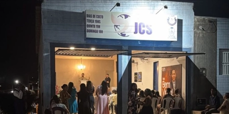Maringá 98 FM — Um pastor foi detido na noite desta terça-feira (14), durante um culto realizado na Igreja Pentecostal JCS, no bairro Pôr do Sol, em Cajazeiras, no Sertão da Paraíba. De acordo com informações do Diário do Sertão, a ação ocorreu após denúncias de perturbação do sossego. No entanto, o pastor Leonardo Silva afirma que reduziu o volume do som na primeira vez em que foi alertado pelos policiais. Em relato, o religioso disse: “Mesmo eu baixando o som, um deles, de forma truculenta, começou a falar: ‘Tem que ser logo preso porque estão incomodando’. E eu disse: ‘Mas o som já está [&hellip;]