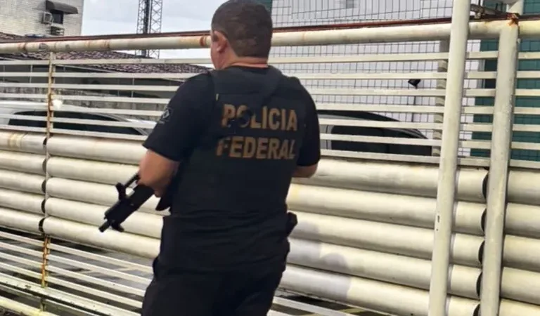 Maringá 98 FM — A Polícia Federal deflagrou, na manhã desta quarta-feira (1º), a terceira fase da Operação Chiado, que investiga uma organização criminosa suspeita de fraudar concursos públicos e praticar lavagem de dinheiro. Foram cumpridos oito mandados de busca e apreensão em Pernambuco e na Paraíba, além do bloqueio de mais de R$ 1,3 milhão em bens e ativos financeiros dos investigados. As ordens judiciais foram expedidas pela 4ª Vara Federal da Seção Judiciária de Pernambuco e cumpridas nos municípios de Recife, Itaquitinga, Goiana, Paulista e João Pessoa. A operação busca aprofundar as investigações iniciadas após as fases anteriores da ação. Segundo a Polícia [&hellip;]