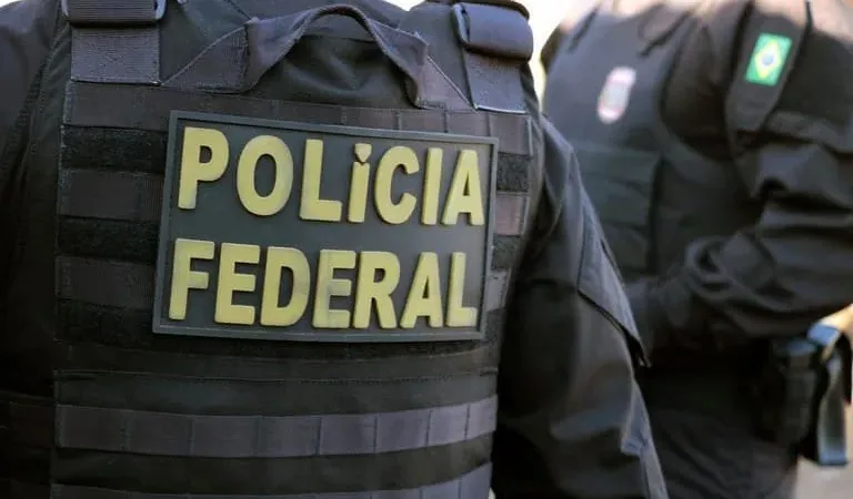 Maringá 98 FM — Um aoperação da Polícia Federal (PF) cumpriu um mandado de busca e apreensão contra um homem investigado por armezenar e compartilhar imagens e vídeos de abuso sexual de criança ou adolescente. A ação aconteceu nesta quinta-feira (30) no município de São Bento, no Sertão paraibano. De acordo com a PF, a operação se chama Rescue 26. A investigação contra o suspeito começou após denúncia do National Center for Missing and Exploited children encaminhada à Polícia Federal. O investigado poderá responder por crime contra a dignidade sexual praticado mediante fraude e crime de produção de material de abuso sexual de criança ou [&hellip;]