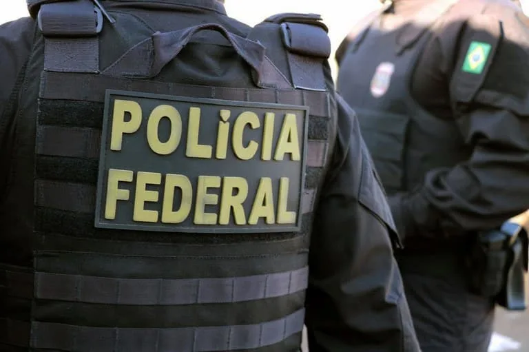 Maringá 98 FM — Um aoperação da Polícia Federal (PF) cumpriu um mandado de busca e apreensão contra um homem investigado por armezenar e compartilhar imagens e vídeos de abuso sexual de criança ou adolescente. A ação aconteceu nesta quinta-feira (30) no município de São Bento, no Sertão paraibano. De acordo com a PF, a operação se chama Rescue 26. A investigação contra o suspeito começou após denúncia do National Center for Missing and Exploited children encaminhada à Polícia Federal. O investigado poderá responder por crime contra a dignidade sexual praticado mediante fraude e crime de produção de material de abuso sexual de criança ou […]