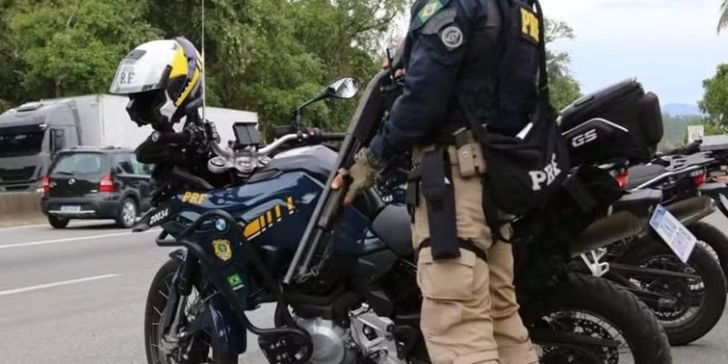 Maringá 98 FM — Um homem de 19 anos, que não teve a identidade divulgada, foi preso suspeito de tentar furtar uma motocicleta da Polícia Rodoviária Federal (PRF) na BR-230, em João Pessoa, na manhã dessa quinta-feira (16). De acordo com a corporação, o suspeito afirmou que cometeu a ação na intenção de “farmar aura”, expressão popular utilizada nas redes sociais para se referir à tentativa de ganhar notoriedade ou chamar atenção. De acordo com a PRF, a tentativa de furto aconteceu no km 17 da BR-230, nas proximidades do Hospital de Trauma de João Pessoa. No momento da ocorrência, uma equipe do Grupo de [&hellip;]