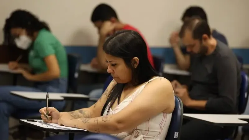 Maringá 98 FM — O Governo da Paraíba nomeou, nesta quarta-feira (15), mais 250 candidatos aprovados no concurso público para professor da rede estadual de ensino. A medida faz parte do cronograma de convocações de 2025. (Confira a lista) Os nomeados já concluíram todas as etapas, incluindo a escolha das escolas onde irão atuar, os exames admissionais e a avaliação de aptidão física e mental. Ao todo, o concurso oferece cerca de 2 mil vagas distribuídas em diversas áreas da educação. O governo informou que uma nova convocação está prevista para o dia 13 de outubro. Os próximos nomeados deverão tomar posse em novembro, com início [&hellip;]