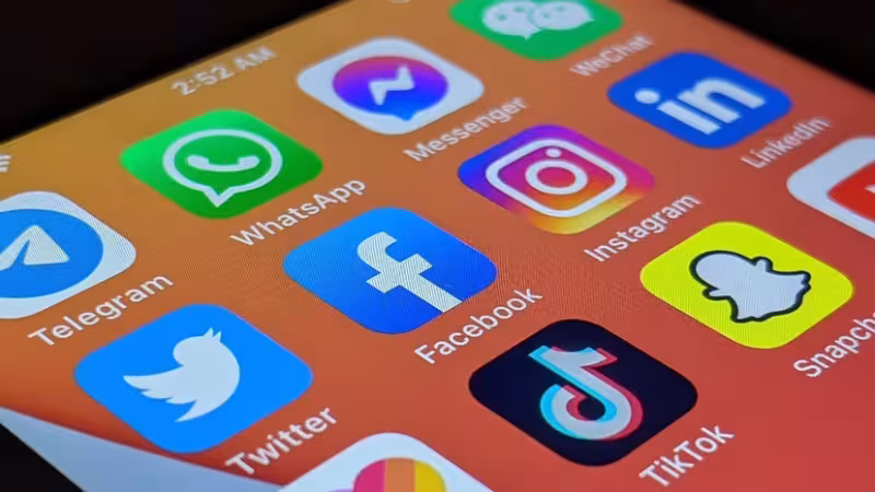 Maringá 98 FM — O WhatsApp inicia a liberação de uma nova funcionalidade que permite aos usuários criar e reservar nomes de usuário exclusivos dentro do aplicativo. A mudança altera a lógica histórica da plataforma, que sempre foi baseada obrigatoriamente no número de telefone dos usuários. Com a atualização, passa a ser possível iniciar conversas e localizar contatos apenas por meio de um identificador precedido pelo símbolo arroba (@), similar ao formato já utilizado em outras redes sociais. A novidade visa ampliar a segurança de dados sensíveis, reduzindo a exposição direta do número de telefone e mitigando os riscos associados a crimes virtuais, como a clonagem de contas ou [&hellip;]
