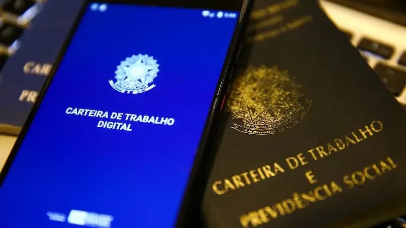Maringá 98 FM — A partir desta segunda-feira (13), o Sistema Nacional de Emprego da Paraíba (Sine-PB) ofertará 905 vagas de trabalho em diferentes áreas de atuação e níveis de escolaridade. As oportunidades estarão disponíveis em 12 postos do Sine localizados em João Pessoa, Campina Grande, Patos, Princesa Isabel, São Bento, Cabedelo, Sousa, Pombal, Santa Rita, Sapé, Mamanguape e Conde. Na capital paraibana, o Sine-PB oferece o maior número de oportunidades: são 479 postos de trabalho, com destaque para operador de telemarketing ativo e receptivo (200), além de ajudante de carga e descarga e conferente de logística (15 vagas cada cargo), servente de obras (22), pedreiro [&hellip;]
