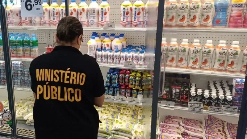 Maringá 98 FM — Supermercados do município de Patos, no sertão paraibano, foram alvo de fiscalização do Ministério Público da Paraíba (MPPB) nesta quarta-feira (8). Ao todo, cinco supermercados foram autuados em razão das diversas irregularidades constatadas. Entre as irregularidades flagradas pelos fiscais, estavam produtos impróprios para o consumo sendo comercializados, incluindo alimentos com prazo de validade vencido, produtos deteriorados, embalagens avariadas e mercadorias sem identificação ou com informações irregulares quanto à validade e à rastreabilidade. A fiscalização também identificou divergências na precificação de produtos, inclusive entre os valores informados na gôndola, nos leitores ópticos e no caixa, caracterizando publicidade enganosa. Foram constatadas, ainda, a [&hellip;]
