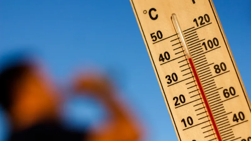Maringá 98 FM — O Instituto Nacional de Meteorologia (Inmet) renovou, nesta segunda-feira (13), um alerta amarelo de baixa umidade do ar para 82 cidades da Paraíba. O aviso começa às 12h e segue até as 18h do mesmo dia. Durante o período, a umidade relativa do ar deve variar entre 20% e 30%, cenário classificado como perigo potencial. Segundo o Inmet, apesar da redução da umidade, o risco de incêndios florestais e de impactos à saúde é considerado baixo durante a vigência do alerta. No último domigo (12), o órgão já havia emitido o primeiro alerta para 86 cidades, válido até as 18h do mesmo dia. Recomendações durante o alerta O instituto orienta que a população adote medidas [&hellip;]