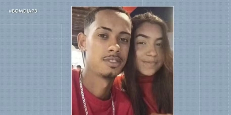 Maringá 98 FM — Um casal, natural de Campina Grande, morreu em um acidente na PB-177 em Soledade, na tarde do domingo (12). Segundo a Polícia Militar, as vítimas estavam em uma motocicleta quando bateram na traseira de um carro que seguia no mesmo sentido da rodovia. As vítimas foram identificadas como José Felipe Monteiro Tavares, de 21 anos, e Eduarda Nero Custodio, de 16 anos. De acordo com a Polícia Militar, a motocicleta seguia em alta velocidade quando ocorreu a colisão. Com o impacto, os dois ocupantes foram arremessados para o outro lado da pista. Ainda segundo a PM, um segundo carro, que trafegava [&hellip;]