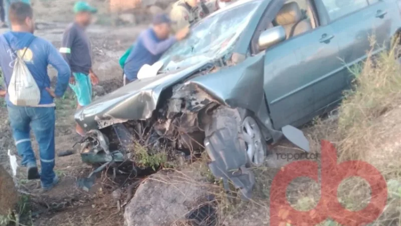 Maringá 98 FM — Um casal residente na cidade de Sousa, no Sertão da Paraíba, ficou ferido após um grave acidente registrado na tarde desta segunda-feira (27), na BR-230, nas proximidades do Serrote do Tigre, entre os municípios de Aparecida e Pombal. De acordo com as primeiras informações, o automóvel, um Toyota Corolla, saiu da pista por circunstâncias que ainda deverão ser esclarecidas. Em seguida, o veículo colidiu violentamente contra uma pedra às margens da rodovia, sofrendo grandes danos na parte dianteira. Equipes do Serviço de Atendimento Móvel de Urgência (SAMU) e do Corpo de Bombeiros Militar foram acionadas para atender a ocorrência. A passageira [&hellip;]