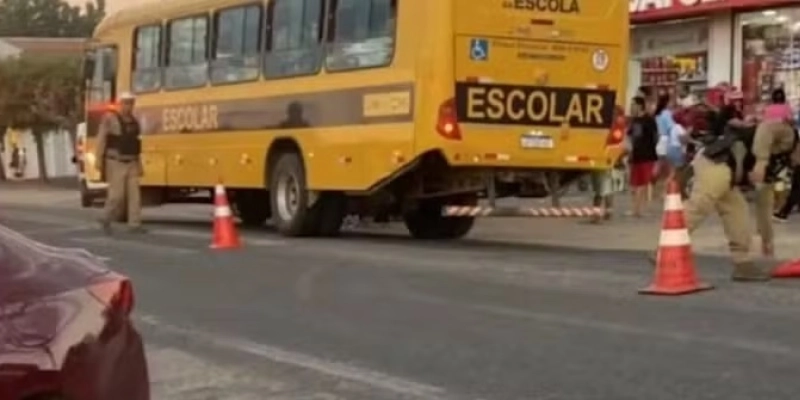 Maringá 98 FM — Uma criança, que não teve a idade informada pelas autoridades policiais, foi atropelada por um motociclista na BR-361, em Patos, no Sertão da Paraíba, na tarde da quarta-feira (29). O acidente aconteceu por volta das 17h, no km 3,8 da rodovia, no bairro Maternidade, quando a vítima saía da escola. Segundo a Polícia Rodoviária Federal (PRF), o motociclista fugiu do local sem prestar socorro. Pessoas que passavam pela região acionaram o Serviço de Atendimento Móvel de Urgência (Samu), que realizou os primeiros socorros. A criança apresentava escoriações pelo corpo e foi encaminhada ao Hospital Infantil Noaldo Leite, em Patos. A vítima [&hellip;]
