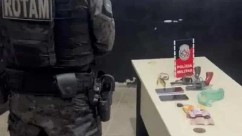 Maringá 98 FM — Dois homens foram presos na noite dessa segunda-feira (20) após tentarem fugir de uma abordagem policial no bairro São Francisco, em Cajazeiras, no Sertão da Paraíba. A intervenção mobilizou a guarnição Águia 03 (3º Esquadrão ROTAM) e a equipe PATAMO Choque 03, culminando na apreensão de duas armas de fogo, munições, drogas e na captura de um homicida foragido da Justiça. A ação teve início quando o condutor de um veículo Volkswagen Gol desobedeceu à ordem de parada emitida pelos militares e iniciou uma tentativa de fuga em alta velocidade. Após um acompanhamento tático pelas ruas do bairro, o automóvel foi [&hellip;]