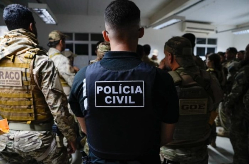 Maringá 98 FM — Uma operação conjunta deflagrada pela Delegacia de Repressão ao Crime Organizado (DRACO) e pela Polícia Civil da Paraíba culminou na prisão de cinco suspeitos de integrarem um grupo atuante no tráfico de drogas em Pombal, no Sertão do estado, na manhã desta quinta-feira (23). Durante o cumprimento das ordens judiciais de busca e apreensão, as equipes policiais apreenderam uma arma de fogo, que passará por perícia técnica. De acordo com os investigadores, o bando vinha sendo monitorado por envolvimento contínuo com o comércio ilegal de entorpecentes e com a estrutura do crime organizado na região sertaneja. Os cinco alvos da ação […]