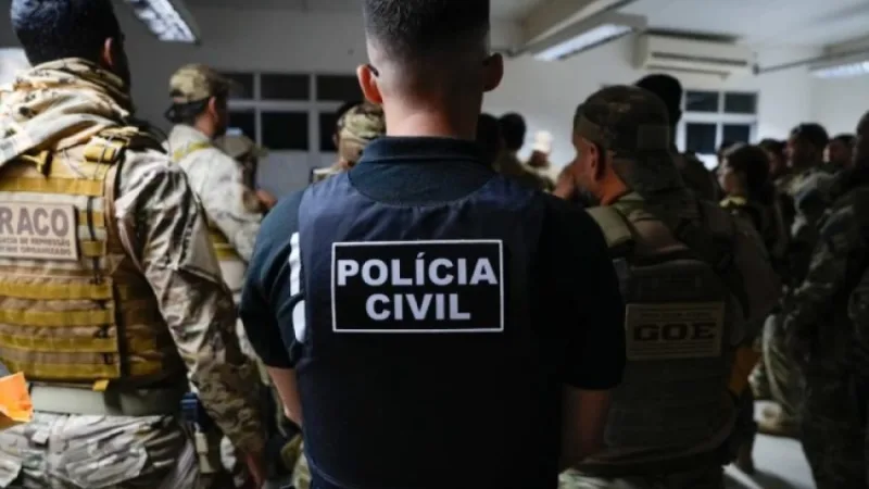 Maringá 98 FM — Uma operação conjunta deflagrada pela Delegacia de Repressão ao Crime Organizado (DRACO) e pela Polícia Civil da Paraíba culminou na prisão de cinco suspeitos de integrarem um grupo atuante no tráfico de drogas em Pombal, no Sertão do estado, na manhã desta quinta-feira (23). Durante o cumprimento das ordens judiciais de busca e apreensão, as equipes policiais apreenderam uma arma de fogo, que passará por perícia técnica. De acordo com os investigadores, o bando vinha sendo monitorado por envolvimento contínuo com o comércio ilegal de entorpecentes e com a estrutura do crime organizado na região sertaneja. Os cinco alvos da ação [&hellip;]