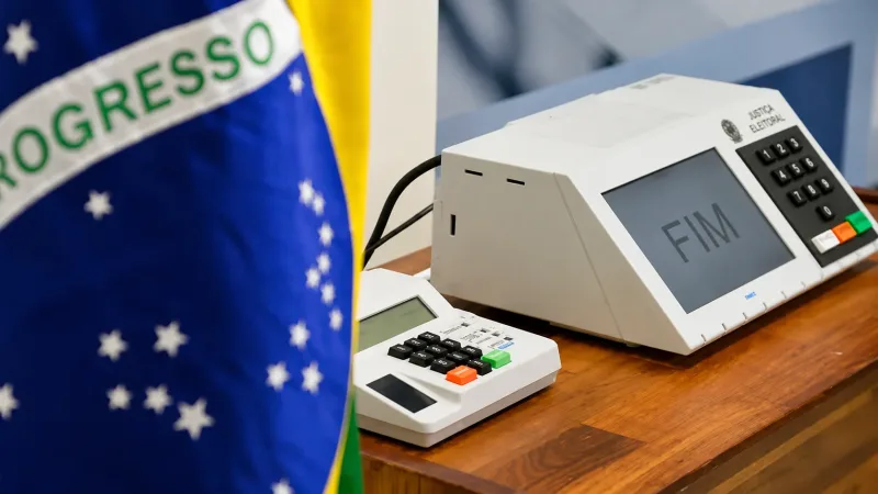 Maringá 98 FM — O prazo para solicitar o voto em trânsito nas Eleições 2026 começa nesta segunda-feira (20) e segue até 20 de agosto. A modalidade permite a transferência temporária do local de votação. O procedimento é regulamentado pela Resolução TSE nº 23.751/2026. A opção será oferecida nas capitais e nos municípios com mais de 100 mil eleitores. Na Paraíba, o serviço estará disponível em João Pessoa, Campina Grande e Santa Rita. Em 2022, 3.083 paraibanos solicitaram a mudança temporária, segundo o Tribunal Regional Eleitoral da Paraíba (TRE-PB). A habilitação poderá ser feita pelo Autoatendimento Eleitoral, caso o eleitor possua biometria cadastrada. Outra possibilidade é procurar qualquer cartório eleitoral e apresentar um [&hellip;]