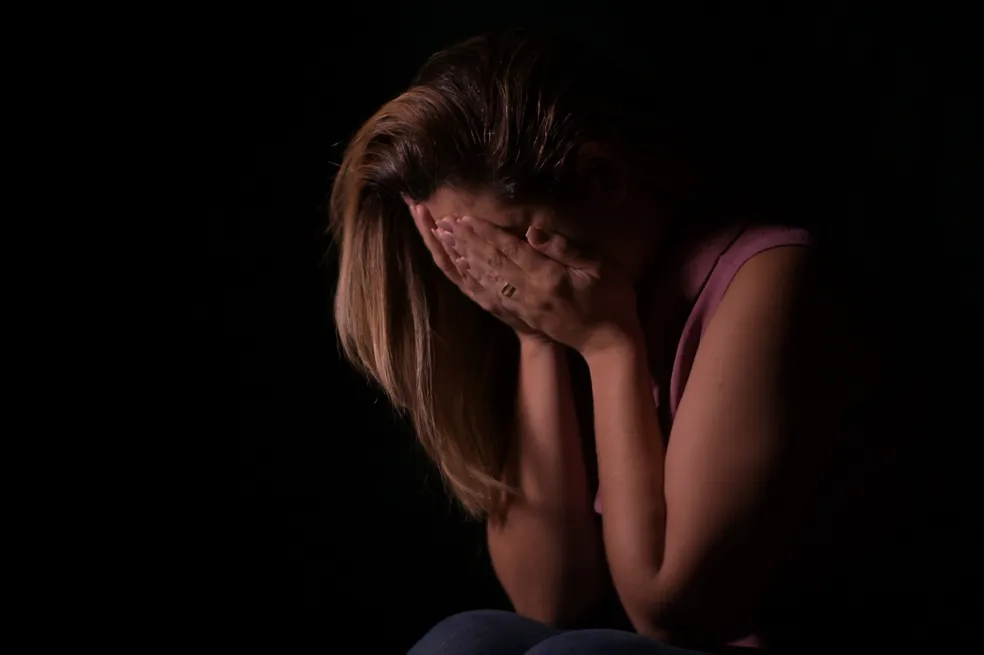 Maringá 98 FM — Os casos de violência psicológica contra mulheres cresceram 41,2% na Paraíba entre 2024 e 2025, segundo dados do Anuário Brasileiro de Segurança Pública 2026, divulgado nesta quinta-feira (23). Em números absolutos, o estado passou de 504 registros em 2024 para 715 em 2025. A taxa por 100 mil mulheres também aumentou, saindo de 23,6 para 33,3 no mesmo período. A violência psicológica contra a mulher é crime previsto no artigo 147-B do Código Penal, incluído pela Lei nº 14.188/2021. A legislação caracteriza esse tipo de violência como qualquer conduta que provoque dano emocional, comprometa o pleno desenvolvimento da vítima ou tenha […]