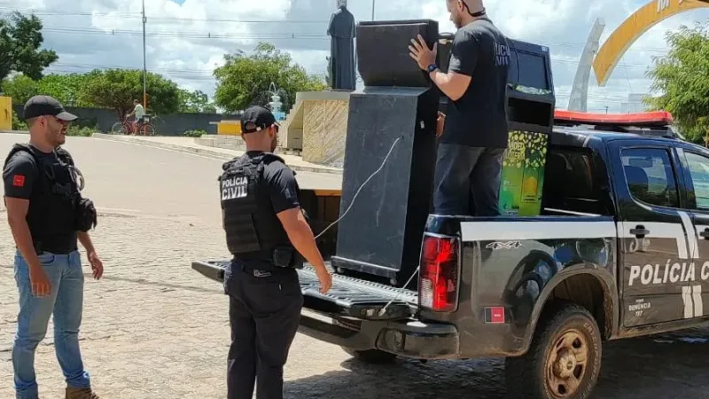 Maringá 98 FM — A Polícia Civil da Paraíba deflagrou, nesta quarta-feira (12), a Operação Aposta Final, com o objetivo de fiscalizar a exploração de máquinas de jogos e apostas ilegais nos municípios de Sapé e Mari, na Zona da Mata Paraibana. Durante o cumprimento das diligências, as equipes apreenderam 16 máquinas de jogos ilegais, sendo 11 em Mari e cinco em Sapé. Além disso, também foram apreendidos notebooks, gabinetes de computadores, pendrives e materiais relacionados à realização de rifas ilegais, além de outros elementos que serão analisados durante a investigação. Prisões por tráfico Durante a operação, os policiais também identificaram crimes relacionados ao tráfico [&hellip;]