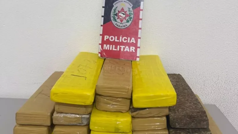 Maringá 98 FM — A Polícia Militar apreendeu 22 tabletes de substância análoga à maconha durante uma ação integrada realizada na noite desta quinta-feira (20), no âmbito da Operação Paraíba Mais Segura, na região de Patos, no Sertão paraibano. A ocorrência teve início por volta das 22h, no bairro Belo Horizonte, em Patos, durante uma atuação conjunta entre o policiamento especializado de Choque, por meio do PATAMO, e equipes do 3º Batalhão da Polícia Militar (3º BPM). Durante o patrulhamento, os policiais visualizaram um Volkswagen Gol, de cor azul, cujo condutor teria apresentado comportamento suspeito ao perceber a aproximação das viaturas. Diante das circunstâncias, os [&hellip;]