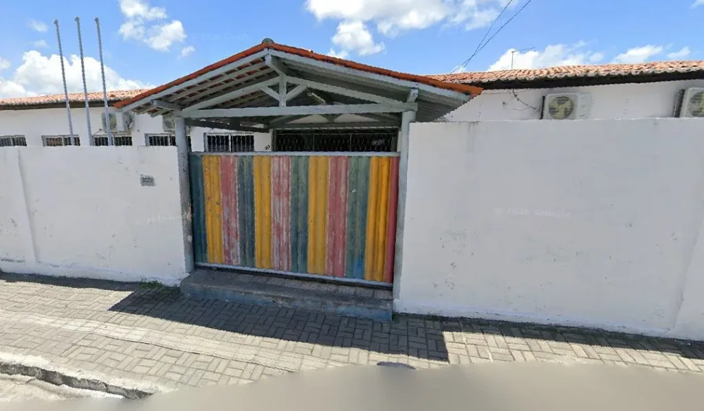 Maringá 98 FM — A Escola Integral Desembargador Boto de Menezes, fica no bairro do Treze de Maio, em João Pessoa, suspendeu as aulas após nove alunos adoecerem por catapora. A suspensão das aulas foi definida pela Secretaria de Estado de Saúde da Paraíba. De acordo com a repórter Gláucia Araújo, da TV Correio, o surto atingiu alunos de diferentes turmas. Em entrevista à TV Correio, o infectologista Fernando Chagas informou a catapora é uma doença provocada por vírus, altamente transmissível e que causa lesões na pele. “Hoje estamos praticamente não vendo mais (casos) por conta das vacinas. Ela é aplicada para todo mundo a partir […]
