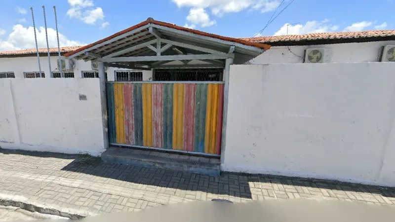 Maringá 98 FM — A Escola Integral Desembargador Boto de Menezes, fica no bairro do Treze de Maio, em João Pessoa, suspendeu as aulas após nove alunos adoecerem por catapora. A suspensão das aulas foi definida pela Secretaria de Estado de Saúde da Paraíba. De acordo com a repórter Gláucia Araújo, da TV Correio, o surto atingiu alunos de diferentes turmas. Em entrevista à TV Correio, o infectologista Fernando Chagas informou a catapora é uma doença provocada por vírus, altamente transmissível e que causa lesões na pele. “Hoje estamos praticamente não vendo mais (casos) por conta das vacinas. Ela é aplicada para todo mundo a partir [&hellip;]