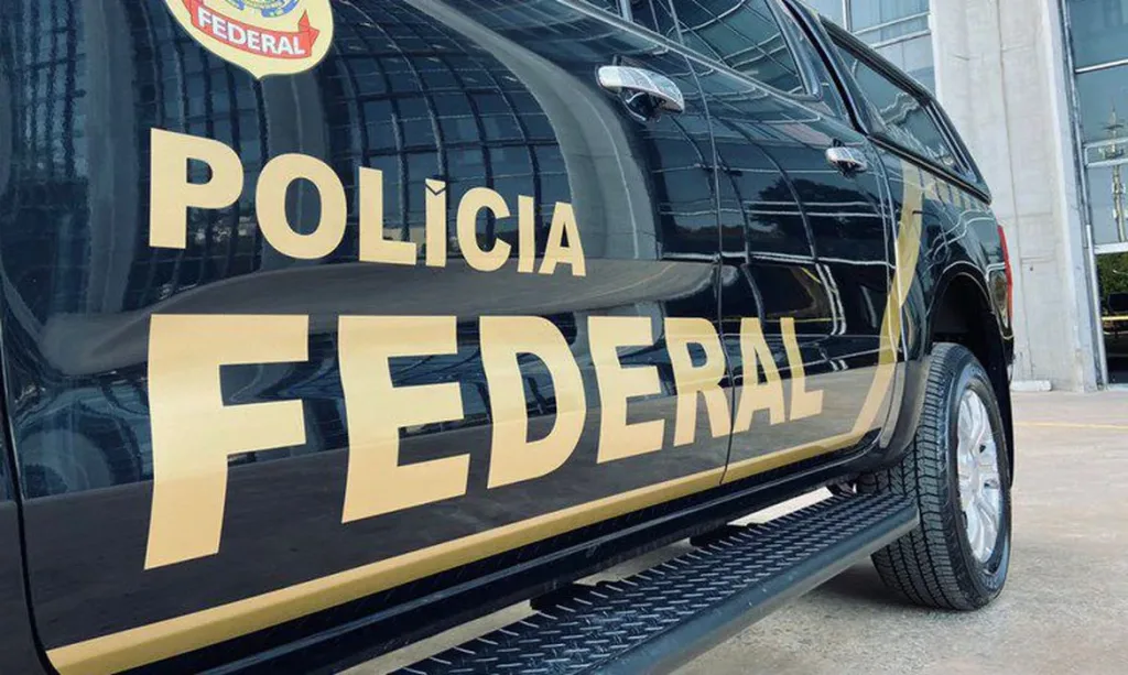 Maringá 98 FM — A Polícia Federal cumpriu, nesta sexta-feira (7), um mandado de busca e apreensão em desfavor de um suspeito de fabricar e vender cédulas falsas na cidade de Pilõezinhos/PB. O mandado foi cumprido no âmbito da Operação Dupla Face. As investigações originam-se de denúncia anônima que apontava para um perfil nas redes sociais que anunciava, mediante aplicativo de mensagens, a venda de cédulas falsas. Fonte: MaisPB