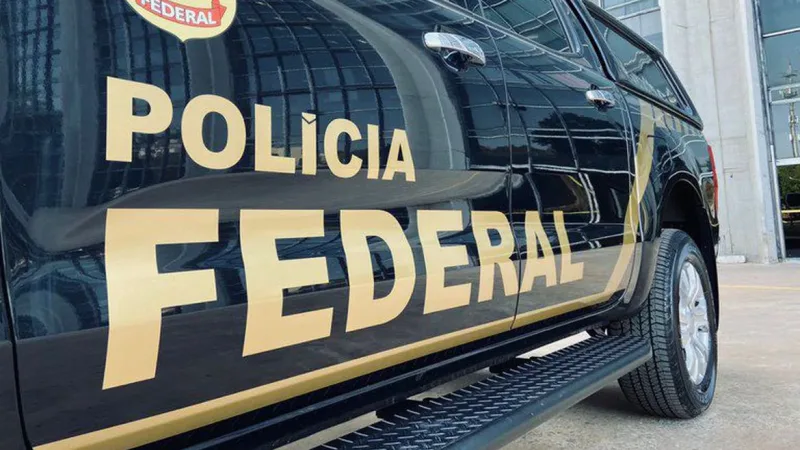 Maringá 98 FM — A Polícia Federal cumpriu, nesta sexta-feira (7), um mandado de busca e apreensão em desfavor de um suspeito de fabricar e vender cédulas falsas na cidade de Pilõezinhos/PB. O mandado foi cumprido no âmbito da Operação Dupla Face. As investigações originam-se de denúncia anônima que apontava para um perfil nas redes sociais que anunciava, mediante aplicativo de mensagens, a venda de cédulas falsas. &nbsp; &nbsp; Fonte: MaisPB