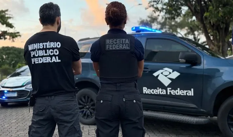 Maringá 98 FM — &nbsp; Uma operação do Ministério Público Federal (MPF) e da Receita Federal cumpre mandados de busca e apreensão em supostos crimes de sonegação fiscal, evasão de divisas e lavagem de dinheiro relacionados à exploração de apostas esportivas. A ação aconteceu em João Pessoa, Recife e São Paulo. A operação, que apreendeu bens e valores, é chamada Jogo de Sombras e é conduzida pelo Grupo de Atuação Especial de Combate ao Crime Organizado (Gaeco) do MPF. De acordo com o MPF, a investigação tem como foco um grupo empresarial responsável pela exploração de plataforma de apostas esportivas que teria movimentado mais de [&hellip;]
