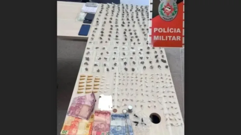 Maringá 98 FM — Uma ação ostensiva da Força Tática da Polícia Militar resultou na prisão de um adulto e na apreensão de dois adolescentes na manhã deste domingo (9), no bairro Loteamento Zuza Garcia, em Cajazeiras, no Sertão da Paraíba. Polícia Militar De acordo com as informações policiais, o trio foi flagrado com centenas de porções de entorpecentes que estariam prontas para comercialização. A abordagem aconteceu durante um patrulhamento de rotina. Os policiais avistaram os três indivíduos sentados em um sofá, sob uma árvore. Ao perceberem a aproximação da viatura, eles teriam tentado esconder uma sacola entre os estofados do móvel. Durante a abordagem [&hellip;]