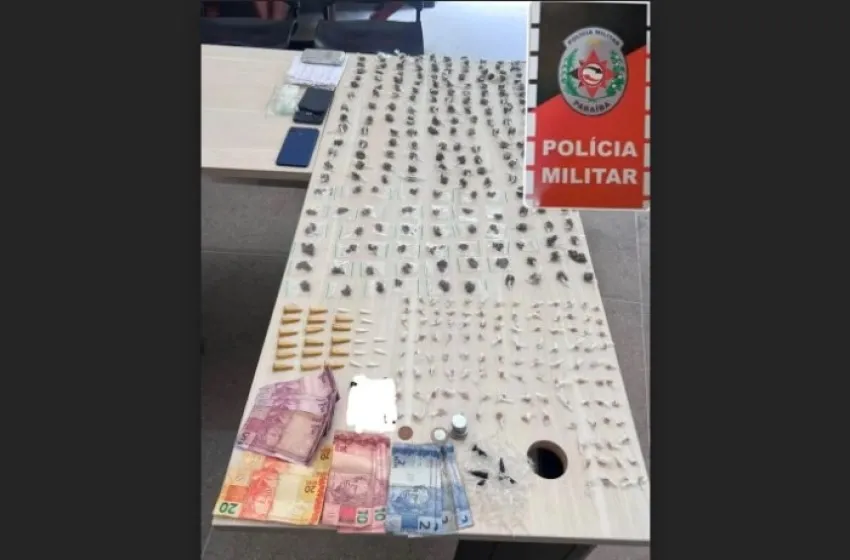 Maringá 98 FM — Uma ação ostensiva da Força Tática da Polícia Militar resultou na prisão de um adulto e na apreensão de dois adolescentes na manhã deste domingo (9), no bairro Loteamento Zuza Garcia, em Cajazeiras, no Sertão da Paraíba. Polícia Militar De acordo com as informações policiais, o trio foi flagrado com centenas de porções de entorpecentes que estariam prontas para comercialização. A abordagem aconteceu durante um patrulhamento de rotina. Os policiais avistaram os três indivíduos sentados em um sofá, sob uma árvore. Ao perceberem a aproximação da viatura, eles teriam tentado esconder uma sacola entre os estofados do móvel. Durante a abordagem […]