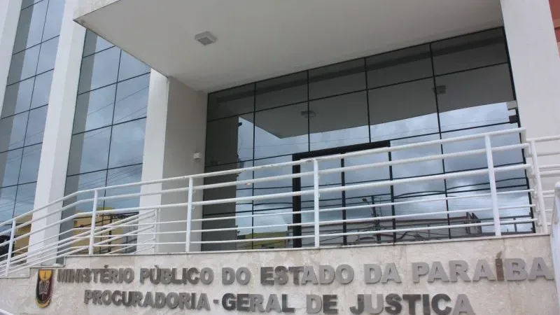 Maringá 98 FM — &nbsp; As nomeações da esposa, irmã, tia e do cunhado do presidente da Câmara de Serraria, Notlin Amarante, na Prefeitura de Serraria viraram alvo do Ministério Público da Paraíba (MPPB). O órgão abriu um procedimento preparatório para investigar as nomeações. Segundo o MPPB, a esposa, a irmã e a tia do presidente da Câmara estão ocupando cargos na Prefeitura. Já o cunhado de Notlin ocupou, até fevereiro, cargo de secretário-geral da Câmara. As situações configurariam supostas práticas de nepotismo e tráfico de influência política indevida. A esposa de Notlin tem nomeação no cargo comissionado de assessora especial. A irmã é contratada [&hellip;]