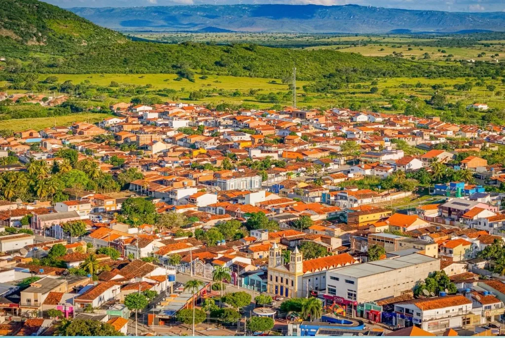 Maringá 98 FM — A prefeitura de Ingá, no agreste paraibano, terá de realizar um novo concurso púlbico em 2027. A decisão faz parte de um Termo de Ajustamento de Conduta (TAC), firmado junto ao Ministério Público da Paraíba (MPPB), com o objetivo de reorganizar o quadro de pessoal da administração municipal. Segundo o MP, a medida busca reduzir gradualmente as contratações temporárias até alcançar o limite de 30% em relação ao quantitativo de servidores efetivos. O acordo prevê redução mínima da extrapolação de 20% até dezembro de 2026, 30% até dezembro de 2027 e 40% até dezembro de 2028. De acordo com o documento, […]