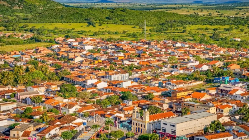 Maringá 98 FM — A prefeitura de Ingá, no agreste paraibano, terá de realizar um novo concurso púlbico em 2027. A decisão faz parte de um Termo de Ajustamento de Conduta (TAC), firmado junto ao Ministério Público da Paraíba (MPPB), com o objetivo de reorganizar o quadro de pessoal da administração municipal. Segundo o MP, a medida busca reduzir gradualmente as contratações temporárias até alcançar o limite de 30% em relação ao quantitativo de servidores efetivos. O acordo prevê redução mínima da extrapolação de 20% até dezembro de 2026, 30% até dezembro de 2027 e 40% até dezembro de 2028. De acordo com o documento, [&hellip;]